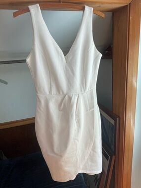 Women's White V-Neck Sleeveless Dress